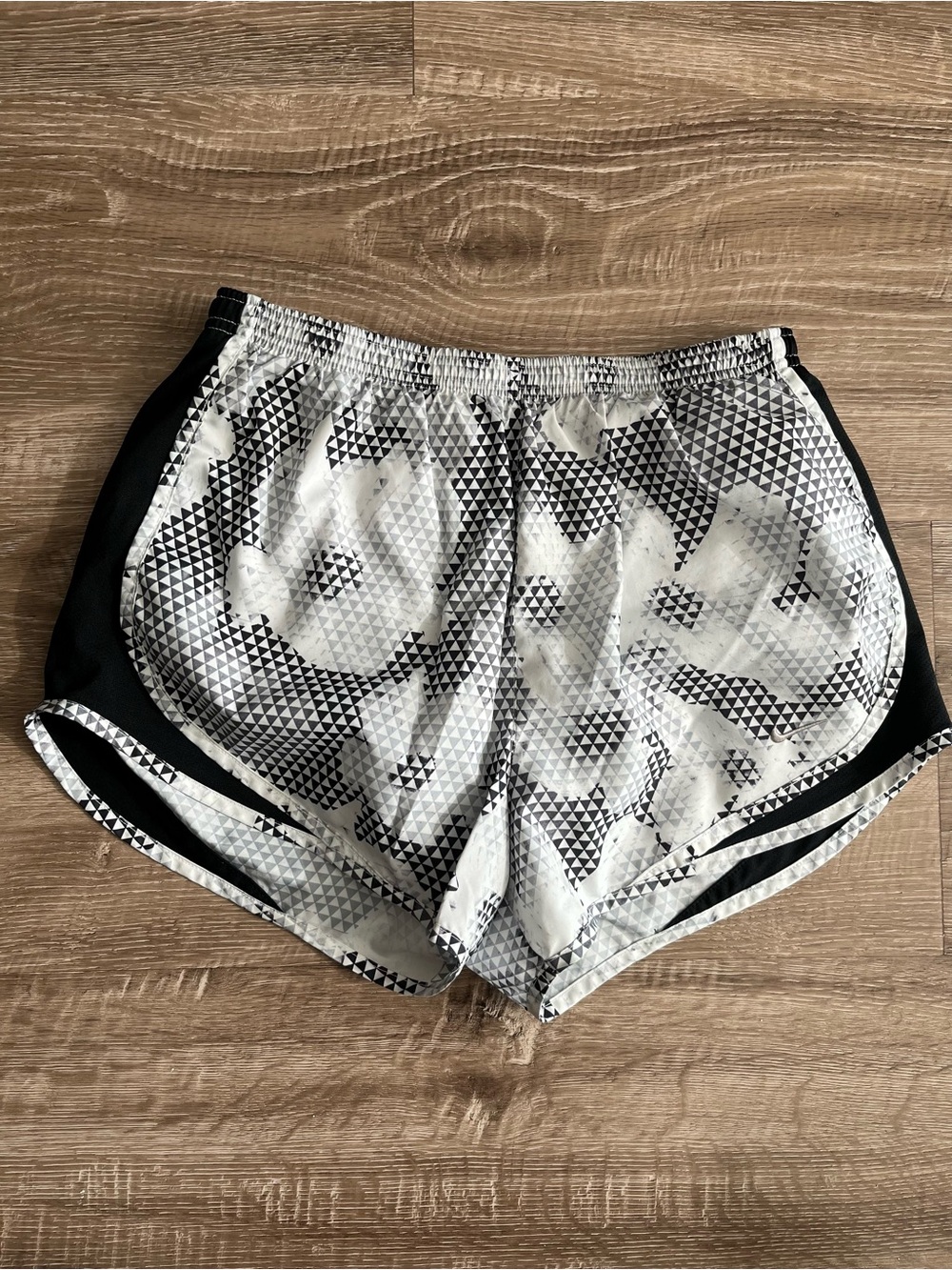 Nike women’s medium tempo running shorts black and white geometric print